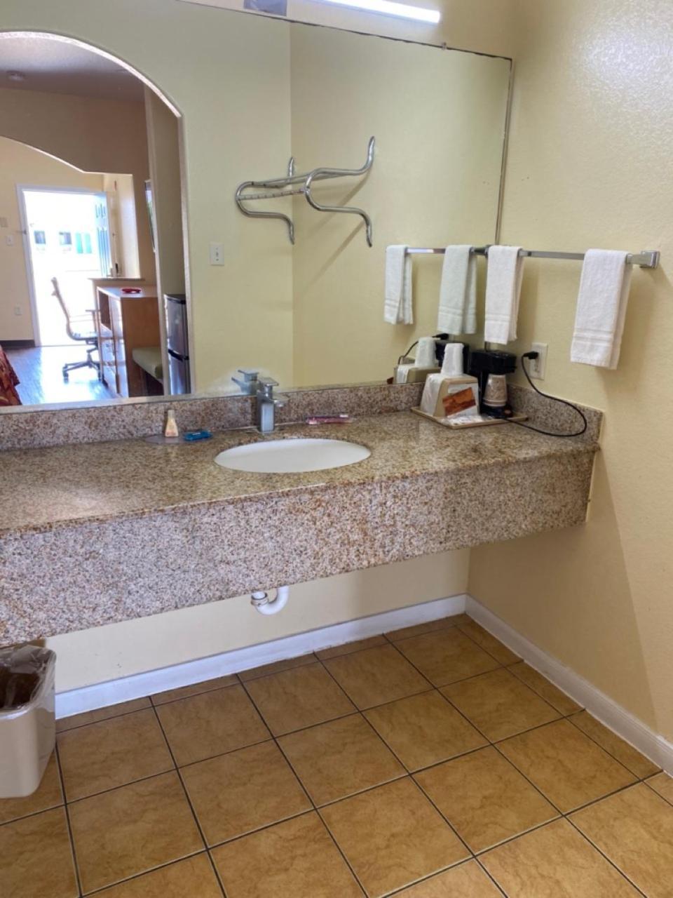 Relax Inn & Suites Angleton Exterior foto